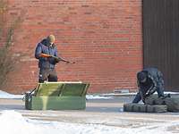 Die Soldaten stellen mit ihrer dunklen Bekleidung Schmuggler dar, die gerade Qualität und Funktionsfähigk der Waffen überprüfen.