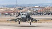 Ein Eurofighter startet von der Nellias Air Force Base in Nevada USA.
