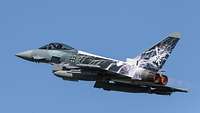 Der Eurofighter mit Sonderlakierung Sword of Boelcke fliegt mit Nachbrenner.