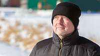 Der Chef von Viscon, Eric Küpper, mit Mütze und dicker Jacke in der Winterlandschaft. Er begleitet die Filmaufnahmen.