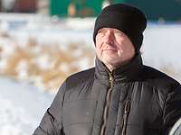 Der Chef von Viscon, Eric Küpper, mit Mütze und dicker Jacke in der Winterlandschaft. Er begleitet die Filmaufnahmen.