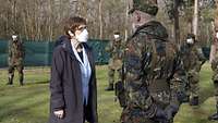 Verteidigungsministerin im Gespräch mit Soldaten