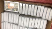 Viele Kartenspiele liegen verpackt in einem Regal.