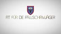 Wappen des Fallschirmjägerregiments 26, darunter die Schrift "Fit für Fallschirmjäger"