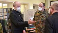 Militärbischof Overbeck im Gespräch mit Oberst i.G. Armin Schaus und Militärdekan Schaller