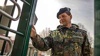 Oberstabsfeldwebel Kaub gibt einen Zugangscode an der Sicherheitsschleuse ein
