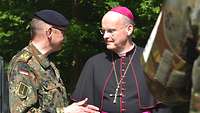 Der Katholische Militärbischof für die Deutsche Bundeswehr, Franz-Josef Overbeck, im Gespräch mit einem Soldaten