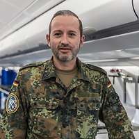 Ein Hauptmann steht im Airbus A330 der MMU.