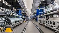 Im Bauch des Airbus A330 wurden mehrere Patienten-Transport-Einheiten eingebaut.