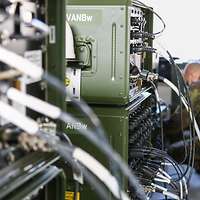 Ein Soldat baut einen grünen Datentransferserver auf.