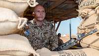 Ein Soldat schaut aus einer Stellung, die mit Sandsäcken verstärkt ist