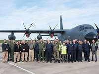 Vor einer KC-130J stehen Oberstleutnant Braun und viele Angehörige des 62. Geschwaders der Armée de l‘air.