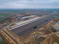 Die Baustelle auf der Base aérienne 105 Das Luftbild zeigt die Baustelle mit dem Vorfeld, den Hangarplätzen und dem Staffelgebäude in Évreux.