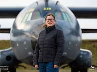 Regierungsamtfrau Hertl Regierungsamtfrau Hertl steht auf der Base aérienne 105 vor einer Transall.