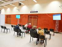 Zwei Paare warten in einer Halle