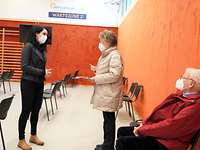 Zwei Frauen unterhalten sich in einer Halle