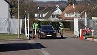 Zwei Soldaten kontrollieren ein Auto am Eingang