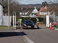 Zwei Soldaten kontrollieren ein Auto am Eingang