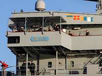 Einsatzgruppenversorger Berlin Auslaufen Brücke Nahaufnahme der grauen Brückenaufbauten eines großen Schiffs; Marinesoldaten in blauer Arbeitsuniform winken.