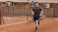 Ein Soldat joggt durch das Feldlager
