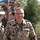 Brigadegeneral Jürgen Brötz lächelt in die Kamera, im Hintergrund steht ein weiterer Soldat