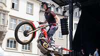 Ein Trialfahrer auf seinem Motorrad