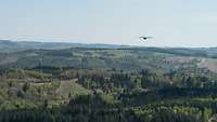 Eine C-130J fliegt über die Landschaft des Centre-Val de Loire in Frankreich.