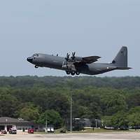 Eine C-130J der Armée de l’Air beim Start.