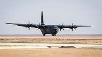 Eine französische C-130J landet auf der Prince Hassan Air Base im Nordosten Jordaniens.