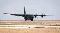 Eine französische C-130J landet auf der Prince Hassan Air Base im Nordosten Jordaniens.