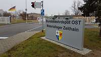 Ein Schild mit der Aufschrift „Bundeswehrdepot OST – Materiallager Zeithain“ steht am Eingang des Geländes