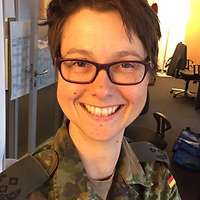 Soldatin im Porträt