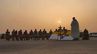 Militärpfarrer Jörg Plümper feiert bei Sonnenuntergang mit Soldaten einen Gottesdienst in Niamey