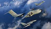 Zwei Eurofighter und ein A400M fliegen über den Wolken.