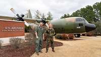 Zwei Soldaten stehen an der U.S. Air Force Base in Little Rock vor einem Flugzeug in Tarn-Lackierung