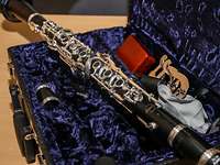 Marinemusikkorps Klarinette Eine schwarze Klarinette mit silbrigenTasten und Klappen liegt in einem geöffneten Koffer.