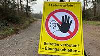 Ein Schild auf einer Schießbahn