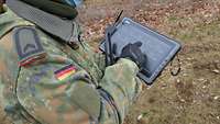 Ein Soldat mit einem Tablet