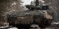 Ein Schützenpanzer Puma fährt im Gelände.