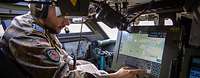 Ein Soldat sitzt im Fahrzeug und pflegt Daten in das BMS ein.