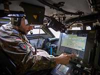 Am System Ein Soldat sitzt im Fahrzeug und pflegt Daten in das BMS ein.