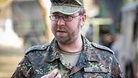 Eine Frontalaufnahme des Herrn Hauptmann J.