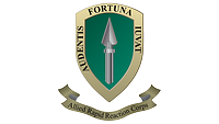 Schild mit Goldrand darin steht Audentis Fortuna Iuvat (Wer wagt, gewinnt), mittig eine Lanzenspitze
