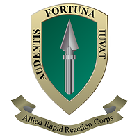 Schild mit Goldrand darin steht Audentis Fortuna Iuvat (Wer wagt, gewinnt), mittig eine Lanzenspitze