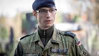 Frontale Portraitaufnahme des Herrn Hauptfeldwebel Clauß.