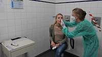 Beim Schnelltest wird ein Rachen- und Nasenabstrich durch geschultes Personal durchgeführt.