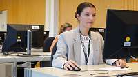 Zwei Frauen sitzen an Computern