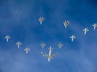 Formationsflug KC-135 und F-15 der U.S. Air Force fliegen mit F-18 der finnischen Luftwaffe und deutschen Eurofightern in einer Formation