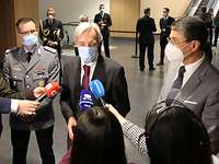 Interview mit Verteidigungsminister Cravinho, Botschafter Dr. Ney und Kontingentführer Oberstarzt Dr. Weisel Drei Männer stellen sich den Medien, der mittig stehende Verteidigungsminister spricht in mehrere Mikrofone