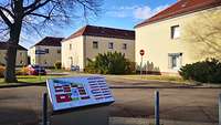 Im Vordergrund steht ein Lageplan der Kaserne. 